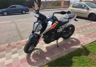 KTM Duke 390 Blanca y Naranja