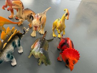 Lote 8 dinosaurios de juguete