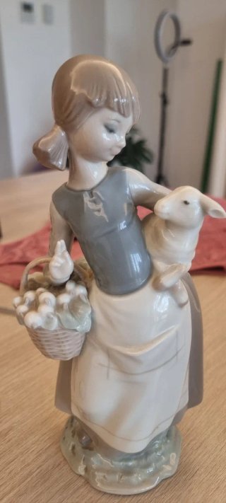 Lladró Niña con Cordero y Cesta Vintage