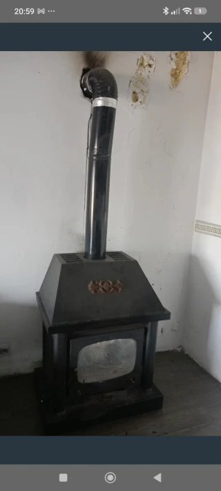 Estufa de leña metálica negra