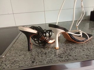 Sandalias de tiras blancas y negras