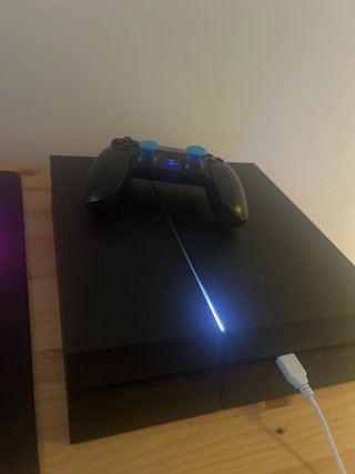 PS4 (PlayStation 4) Negra con Mando