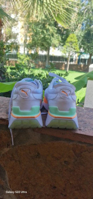 Zapatillas Puma Blancas y Naranja