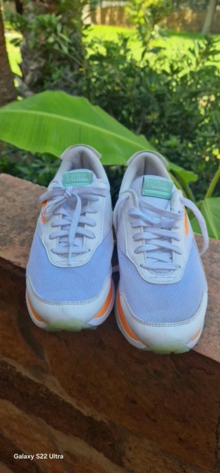 Zapatillas Puma Blancas y Naranja