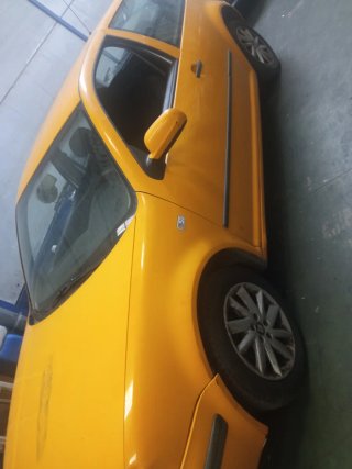 Coche amarillo