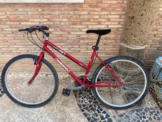 Bicicleta de montaña roja