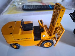 2 Máquinas de Metal Caterpillar y Volvo