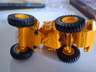 2 Máquinas de Metal Caterpillar y Volvo