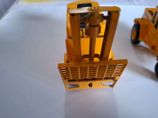 2 Máquinas de Metal Caterpillar y Volvo