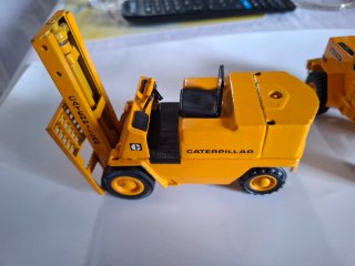 2 Máquinas de Metal Caterpillar y Volvo