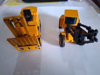 2 Máquinas de Metal Caterpillar y Volvo