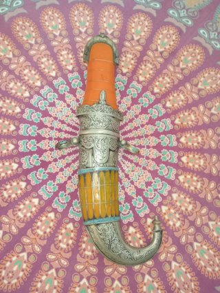 Daga artesanal decorativa