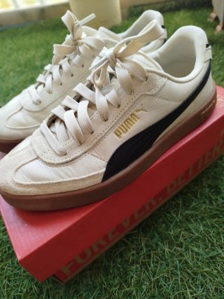 Zapatillas Puma Club Era II  Beige y Negro
