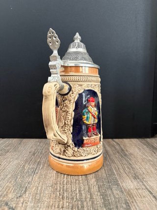Jarra de cerámica con tapa metálica