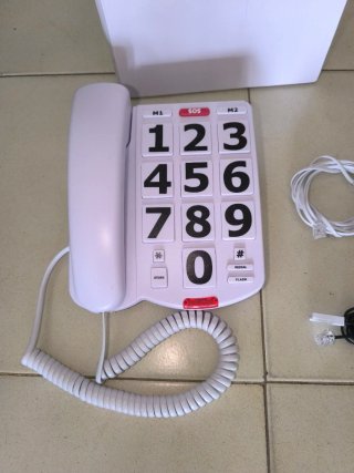 Teléfono fijo blanco con teclas grandes