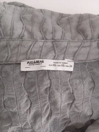 Camisa gris semitransparente con relieve