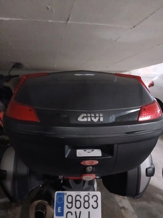 Baúl Givi Negro con Reflectantes Rojos
