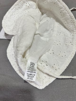 Gorro de bebé blanco con encaje