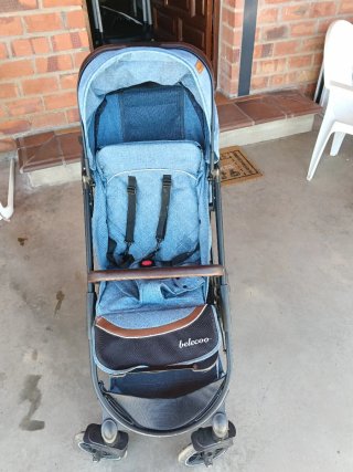 Carrito de bebé azul