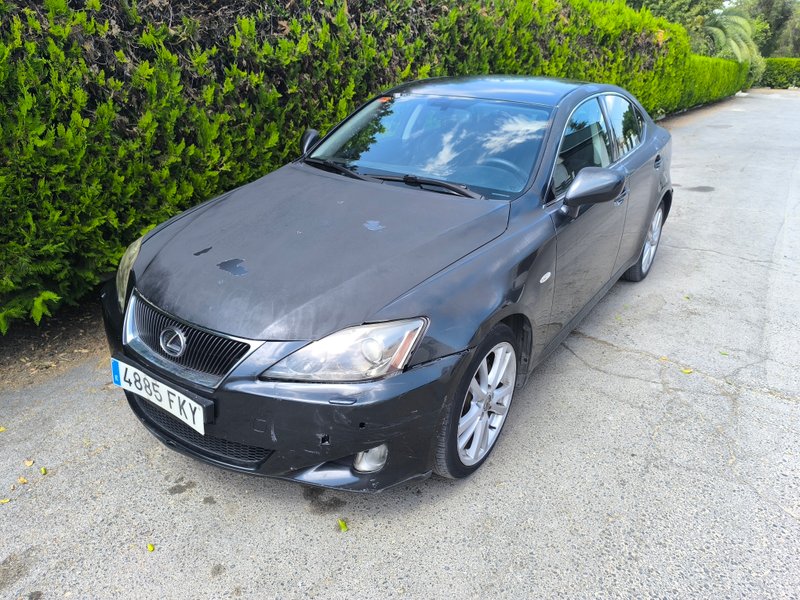 Lexus is 220d con golpe - foto 1