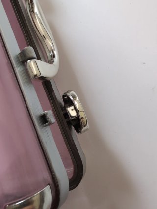Caja de plástico transparente con asa