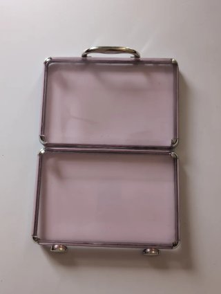 Caja de plástico transparente con asa