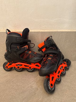 Patines en línea negros y naranjas