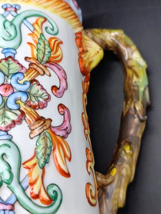 Jarra de porcelana italiana estilo Capodimonte