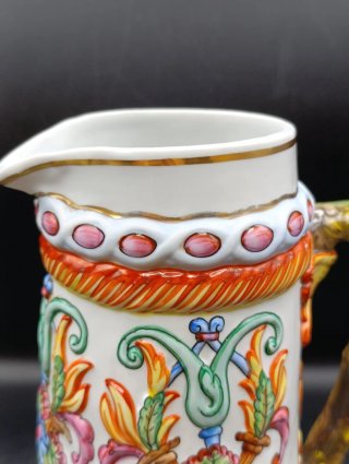 Jarra de porcelana italiana estilo Capodimonte
