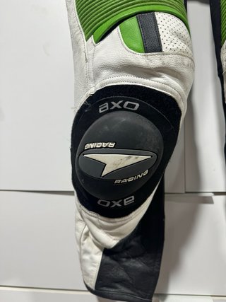Mono de moto AXO verde y blanco
