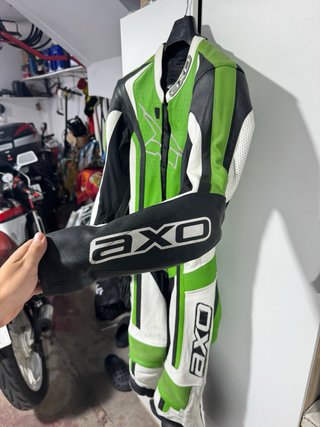 Mono de moto AXO verde y blanco