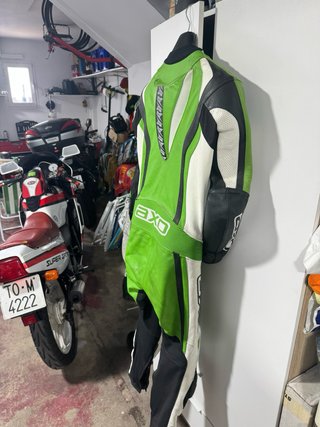 Mono de moto AXO verde y blanco