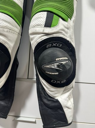 Mono de moto AXO verde y blanco