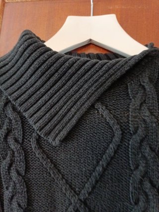 Jersey negro cuello alto trenzado