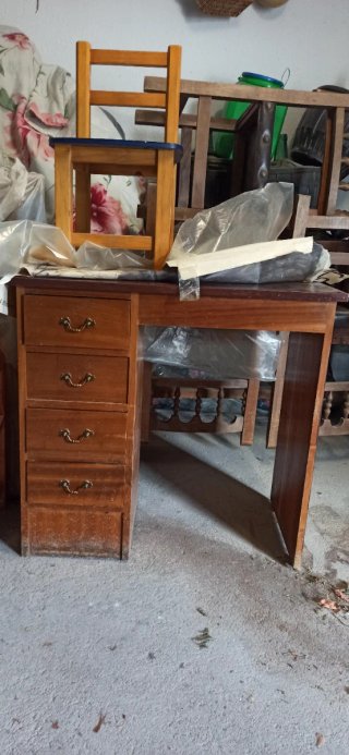 Escritorio de madera antiguo con cajones