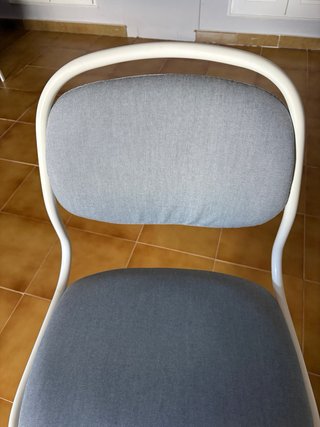 Silla de escritorio gris y blanca Ikea