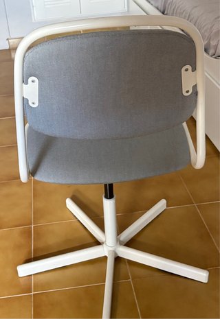 Silla de escritorio gris y blanca Ikea