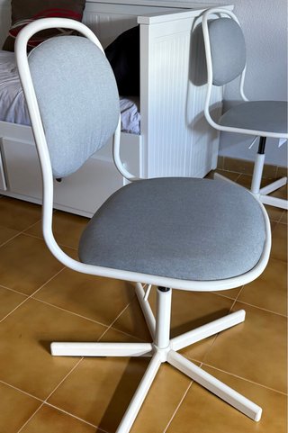 Silla de escritorio gris y blanca Ikea