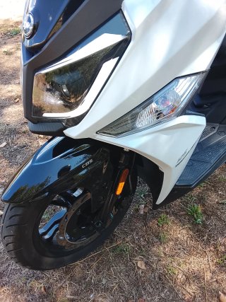 Moto Scooter SYM 125cc Blanca y Negra