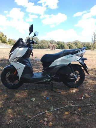 Moto Scooter SYM 125cc Blanca y Negra