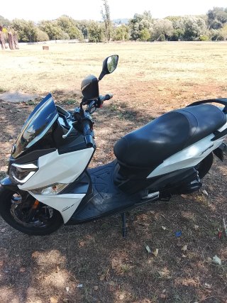 Moto Scooter SYM 125cc Blanca y Negra