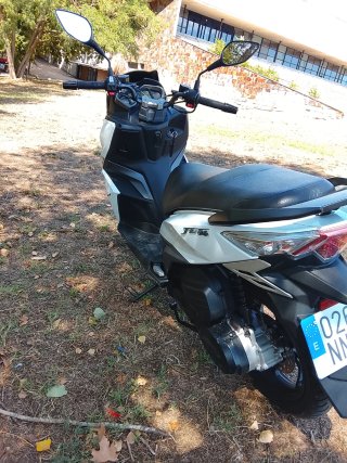 Moto Scooter SYM 125cc Blanca y Negra