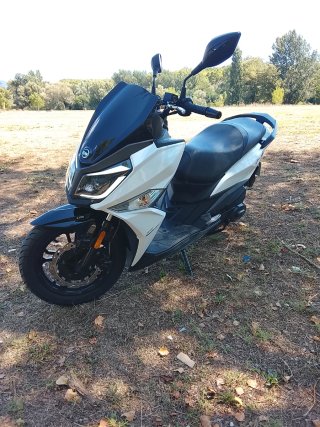 Moto Scooter SYM 125cc Blanca y Negra