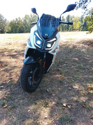 Moto Scooter SYM 125cc Blanca y Negra
