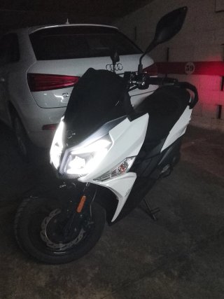 Moto Scooter SYM 125cc Blanca y Negra