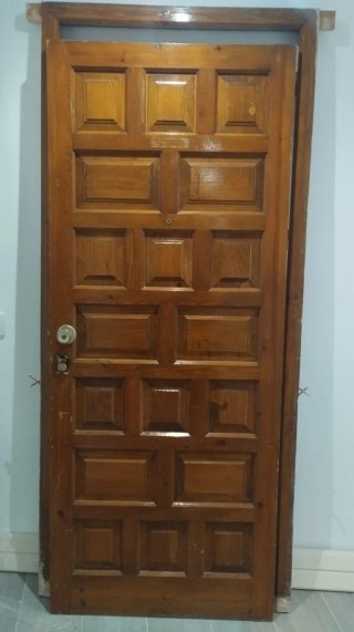Puerta de madera maciza.