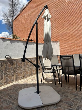 Mesa cristal 7 sillas y sombrilla grande