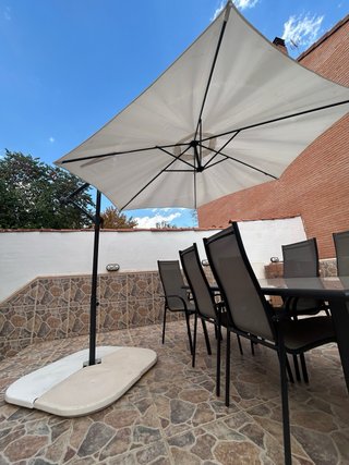 Mesa cristal 7 sillas y sombrilla grande