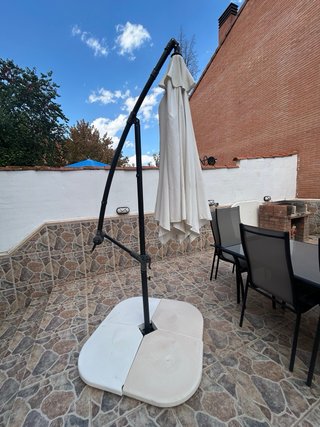 Mesa cristal 7 sillas y sombrilla grande