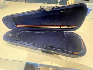 Violín con estuche, arco y afinador